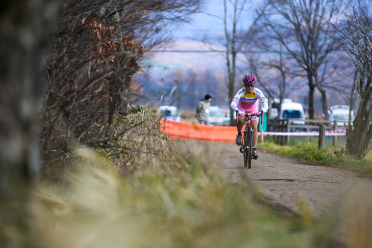 エリート女子 先頭で舗装路の登りを進む豊岡英子(Panasonic Ladies)