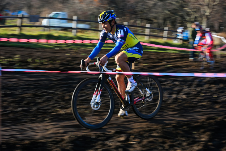 エリート男子 泥セクションを走る宮澤崇史(Saxo Tinkoff)
