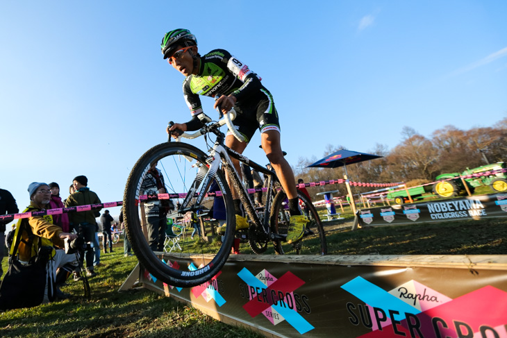 エリート男子 バニーホップでシケインをクリアする山本和弘(cannondale championsystem)