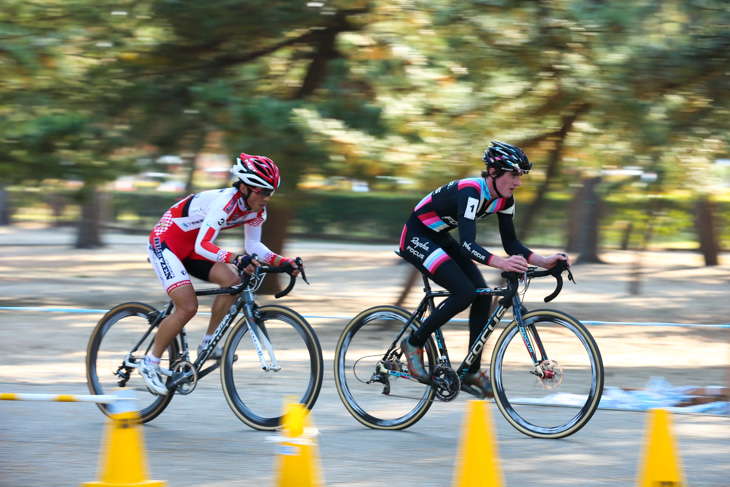 C1 2番手パックのザック・マクドナルド(Rapha FOCUS)と小坂光(宇都宮ブリッツェンシクロクロス)