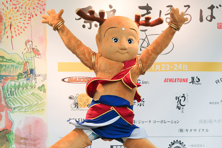 激しくダンスを踊るせんとくん