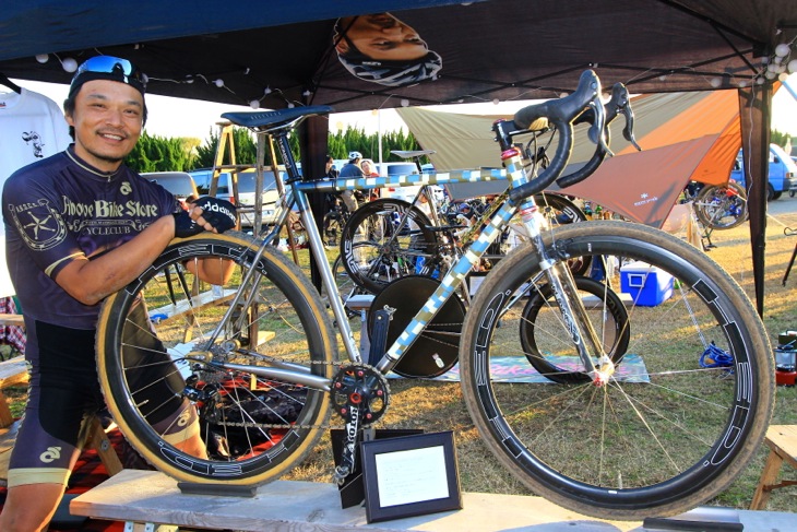 AboveBikeStoreの須崎さんと、オリジナルバイクのSteel Era MUDMAN