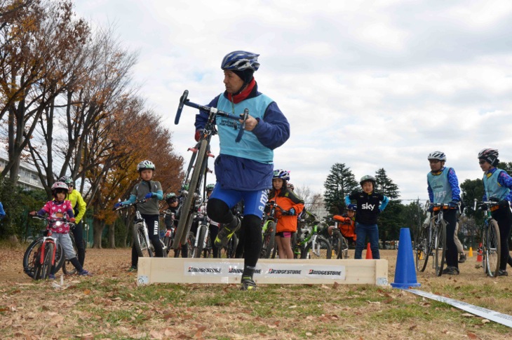 シケインの飛び越え方を教える大山智さん(GPミストラル オルガナイザー)