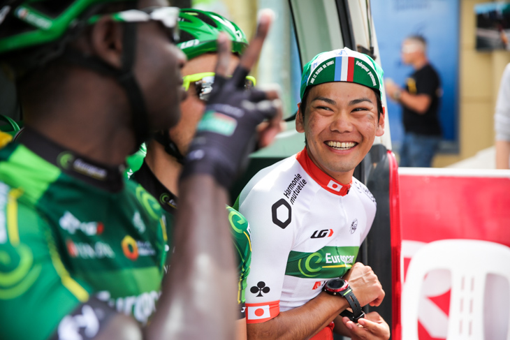 リラックスして第2ステージのスタートを待つ新城幸也(ユーロップカー)