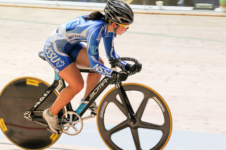 女子オムニアムのスクラッチで集団をラップして1位の斉藤望(日本体育大)