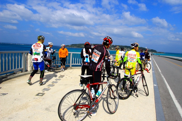 古宇利大橋の上で記念撮影タイム。天気が良いと素晴らしい青さ!