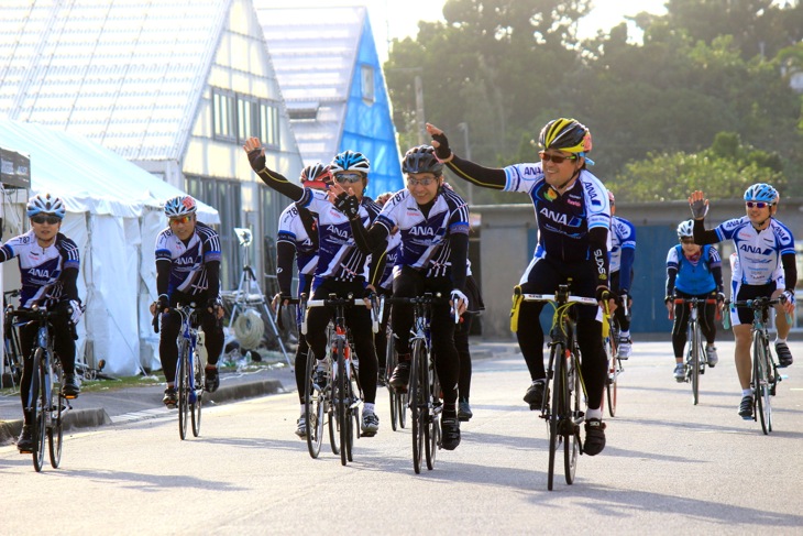 100kmコースで最大勢力(?)のANAサイクルクラブの皆さんが揃ってゴール
