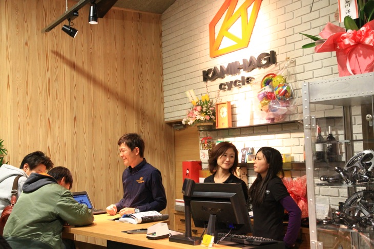 明るい店内でアドバイスを聞きながら用品選びができる