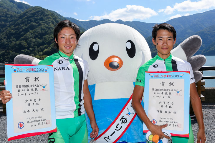 2013年東京国体で活躍した奈良県の高校生たち。山本大喜(左)はポイントレースとロードレースで優勝、仲村顕登(右)はロードレース4位