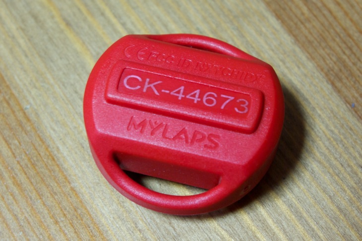 MYLAPSの計測チップはボタン電池が入っており寿命は5年。お値段はなんとびっくり12,000円!