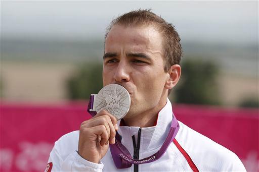 ロンドン五輪MTBクロスカントリー 銀メダルにキスするニノ・シューター(スイス、スコット・オドロ)
