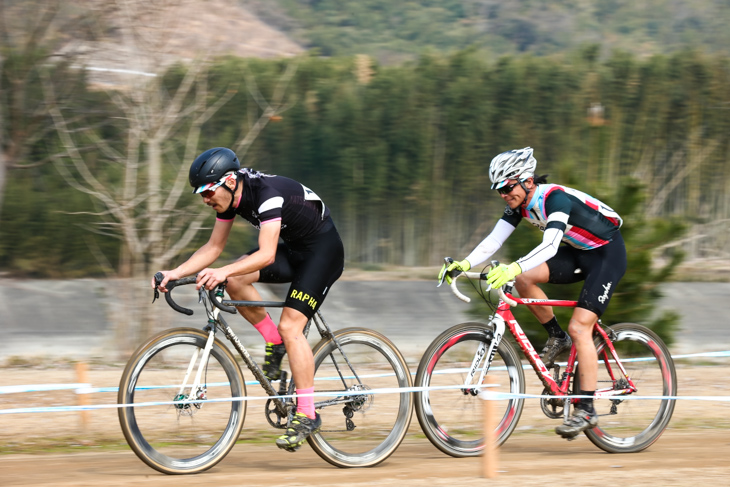 C1 パックを形成して走る窪田博英と熊本大五郎(八ヶ岳 CYCLOCROSS CLUB)
