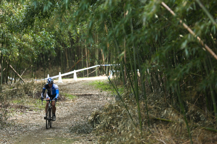 C1 先頭で松林セクションを抜ける門田基志(TEAM GIANT)