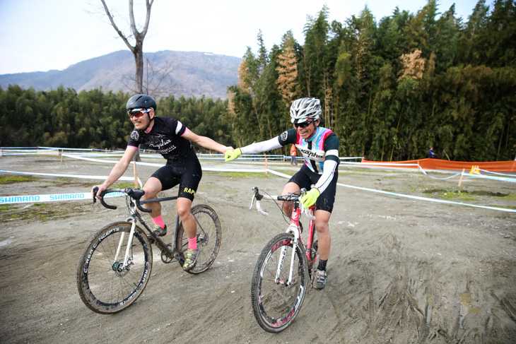 C1 窪田博英に感謝する熊本大五郎(八ヶ岳 CYCLOCROSS CLUB)