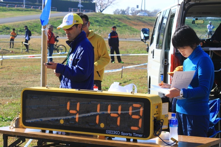 周回チェックや着順は計測と合わせ目視、ビデオ撮影で万全を期す(写真はGPミストラルにて)