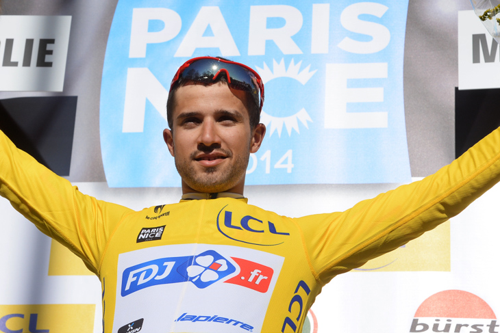 リーダージャージを手にしたナセル・ブアニ(フランス、FDJ.fr)