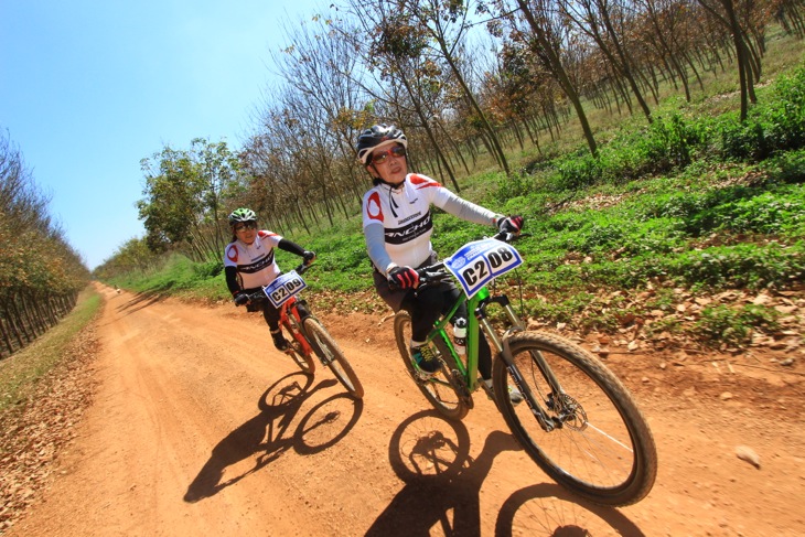 アンカーツアーの渡部順子さんと柳沼清恵さん。MTBに乗るのは初めて!