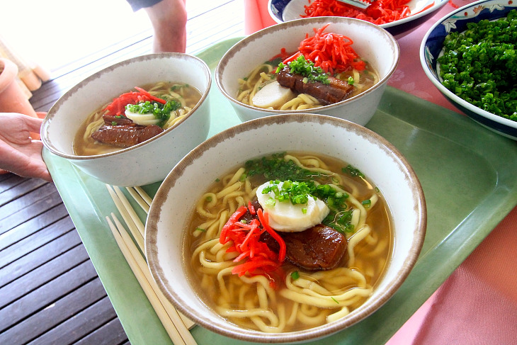 お昼に振る舞われた久米島そば。まぁさん(美味しい)!