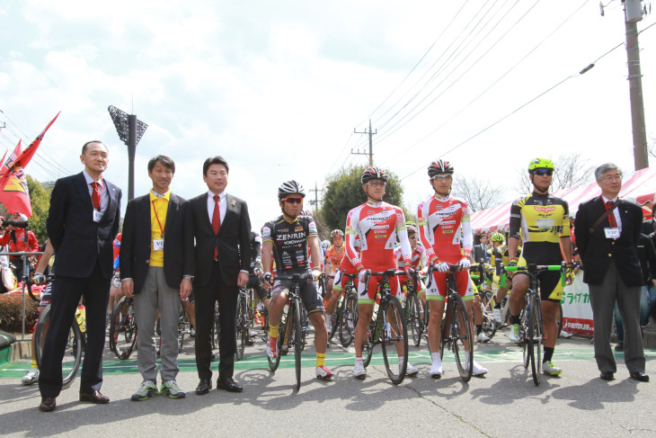 会場に駆けつけた佐藤英一宇都宮市長(左から3番目)。この後JPTスタートの号砲を鳴らした