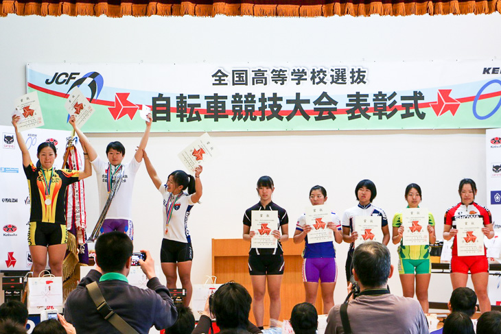 女子表彰 優勝は梶原悠未(筑波大坂戸高)。2km個人追抜き、スクラッチレースとともに3種目優勝