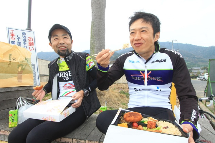 サンセットビーチで食べるお昼ご飯はうまい!