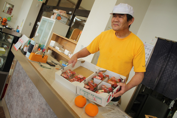 はっさく屋の主人、柏原さん いちご大福のいちごも因島産だ