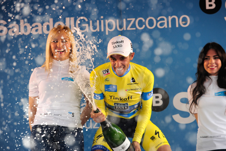 ステージ優勝とリーダージャージを手にしたアルベルト・コンタドール(スペイン、ティンコフ・サクソ)