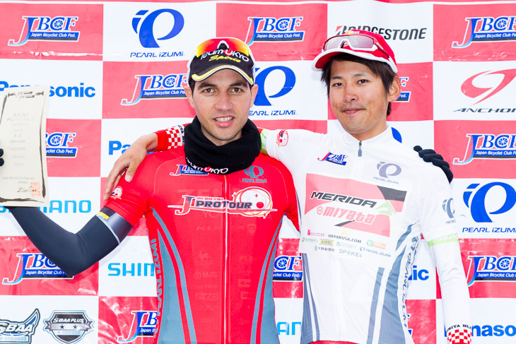 Jプロツアーリーダー ホセ・ビセンテ(チーム右京)、U23リーダー 堀孝明(宇都宮ブリッツェン)