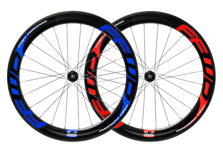 ファストフォワード F6R(ブルー/ブルー、レッド/レッド)ともに日本限定カラーだ