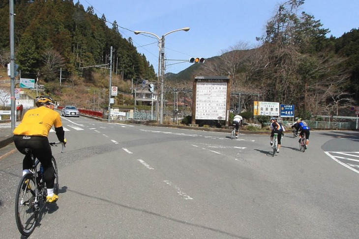 「お~い!名栗湖でうどん食って行こ~ぜ~!」自由なメタボ会長と驚いて振り返る編集部員たち。