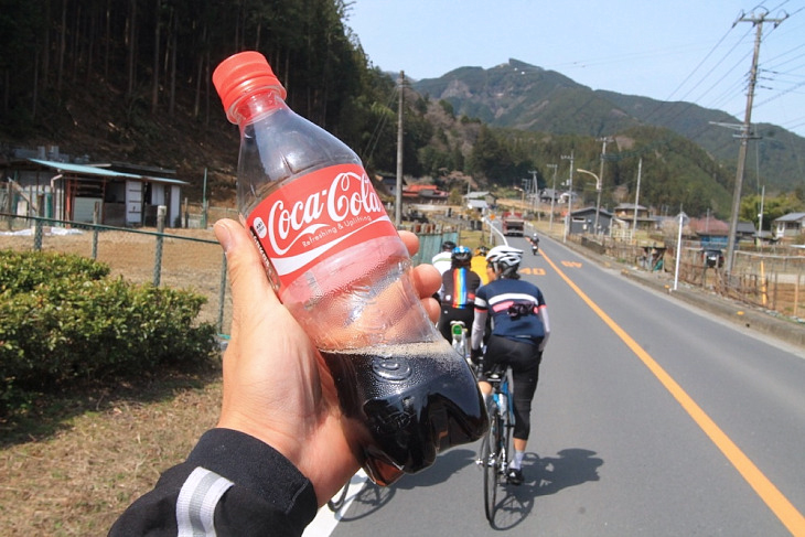 「やっぱコレでしょ!」いつも磯部はコーラを手放さない。