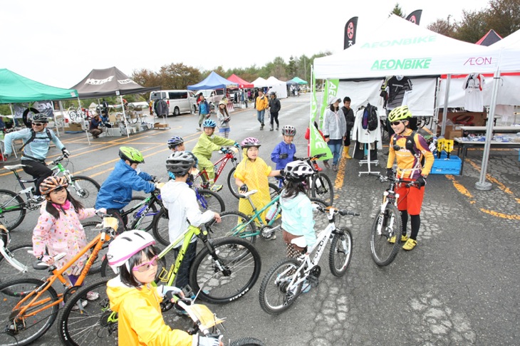 ダウンヒルレースで活躍中の井手川直樹選手による、MTBクリニックも開催