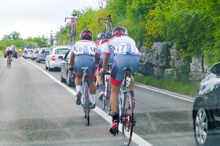 第1ステージ スタート直後に落車しは小山、冨尾、水谷の3人でまとまって登りで遅れた選手を吸収しながら集団復帰を目指す