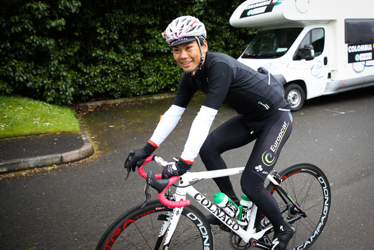 雨の中トレーニングライドに出かける新城幸也(ユーロップカー)