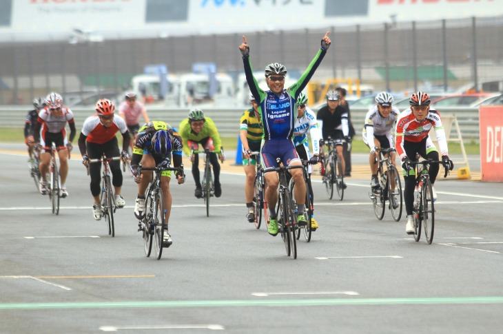 約300kmを走りきり7時間の部総合を制した高岡亮寛選手(イナーメ信濃山形)
