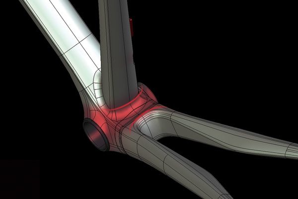 プレスフィットBBの採用で拡大されたチェーンステーとの接合面