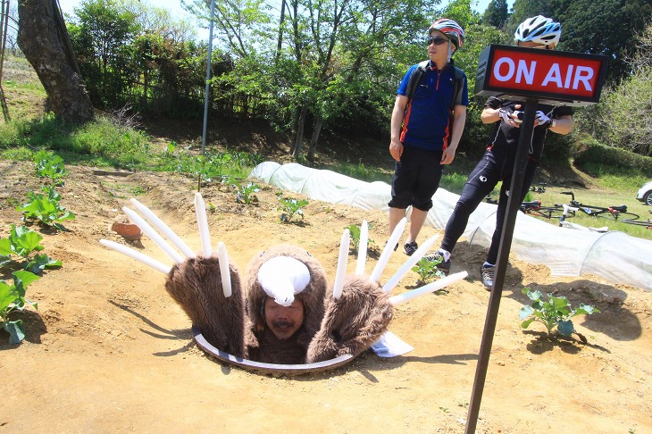 参加作家を招いて地中からラジオを放送する「モグラTV_生放送」。作者がモグラになってます(笑)