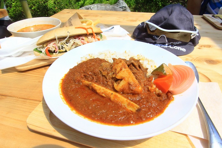 「山登里(やまどり)食堂」の猪カレーライス。クセが無く、本当に美味しかった