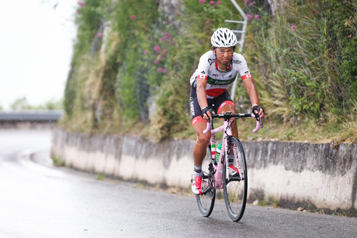 雨の中、1人で2級山岳モンテカッシーノを登る新城幸也(ユーロップカー)