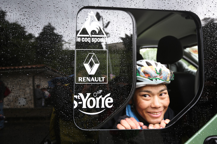 チームバンの中で下山を待つ新城幸也(ユーロップカー)