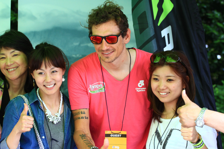 不出走にも関わらず会場でファンサービスに努めたフィリッポ・ポッツァート(イタリア、ランプレ・メリダ)