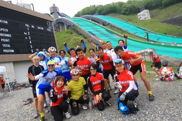 ジャンプ台の前で集合!