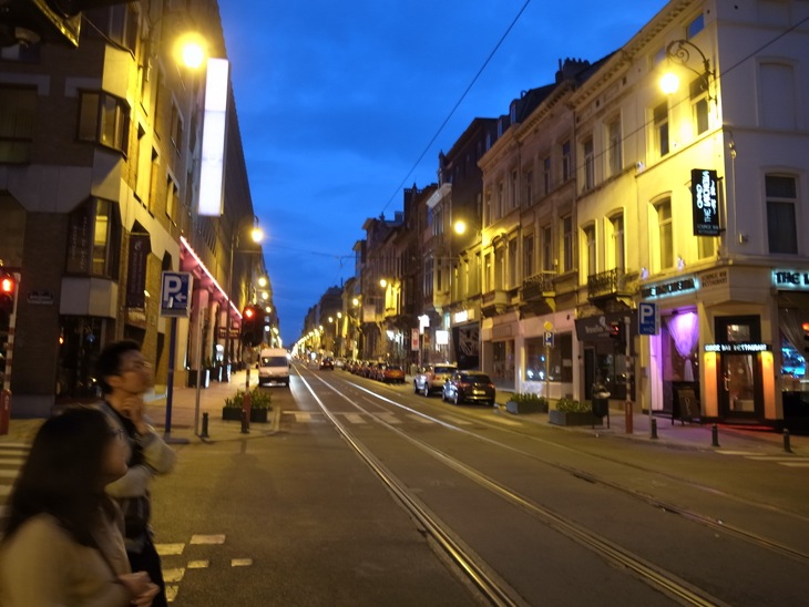 夜のブリュッセルの街へ。最後の夜は何を食べようかな?
