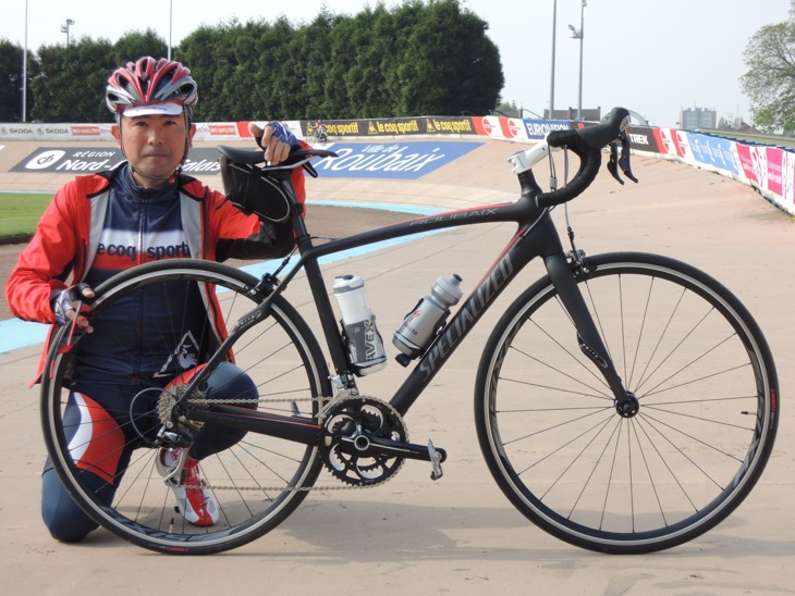井上大平さん(ルコックスポルティフ)とスペシャライズドROUBAIX ルーベのヴェロドロームで撮影