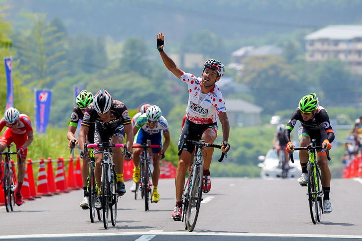 フランシスコ・マンセボ(スカイダイブドバイプロサイクリングチーム)が優勝、総合リーダーに