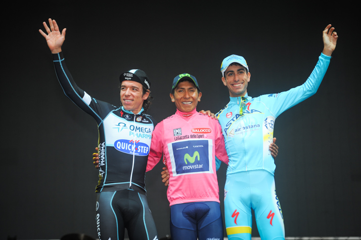 総合表彰台、2位リゴベルト・ウラン(コロンビア、オメガファーマ・クイックステップ)、優勝ナイロ・キンタナ(コロンビア、モビスター)、3位ファビオ・アル(イタリア、アスタナ)