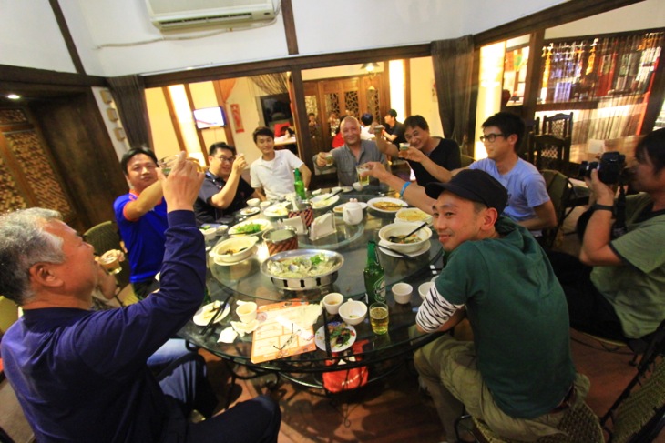 美味しい食事の接待を受けて乾杯! 台湾の人たちは必ず歓迎の食事会を開いてくれる
