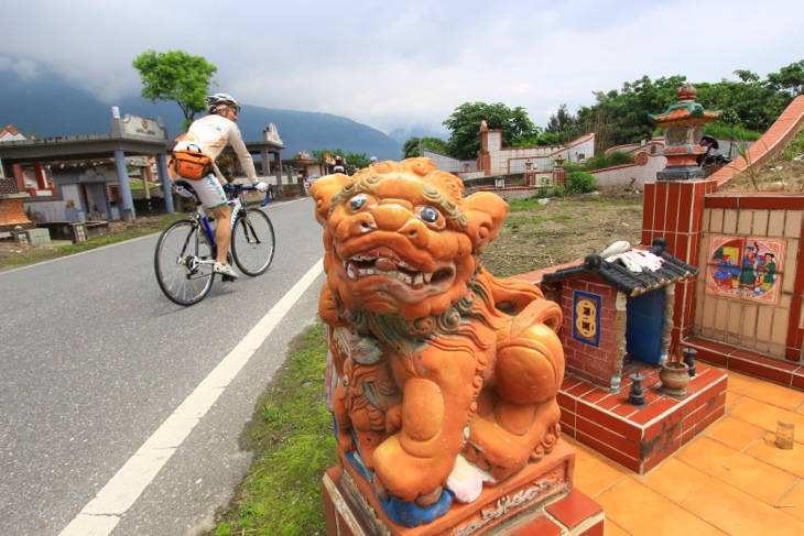 沖縄のシーサーそっくり! お墓の前にて