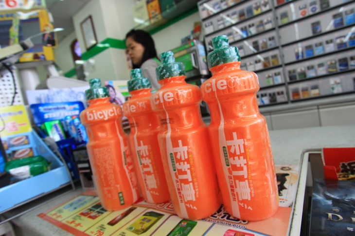 花蓮のコンビニに売っているそのまま自転車ボトルになるスポーツドリンク