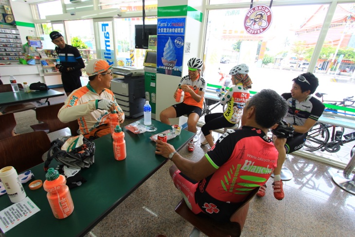 台湾のコンビニはサイクリストに嬉しい休憩スペースが広々!